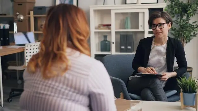 spécialiste dialogue avec son patient