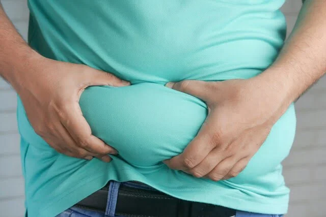 patient avec un excès de graisse au ventre