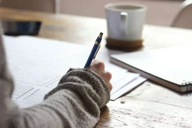 spécialiste prend des notes